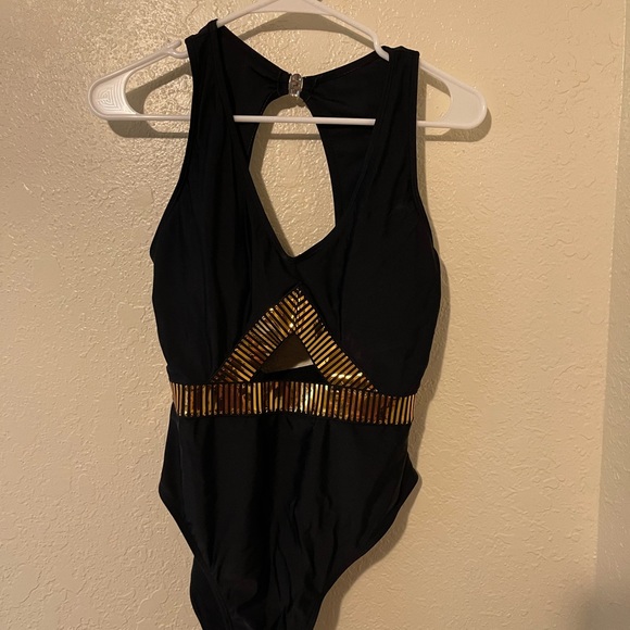 Beautiful bathing suit! - Picture 6 of 6